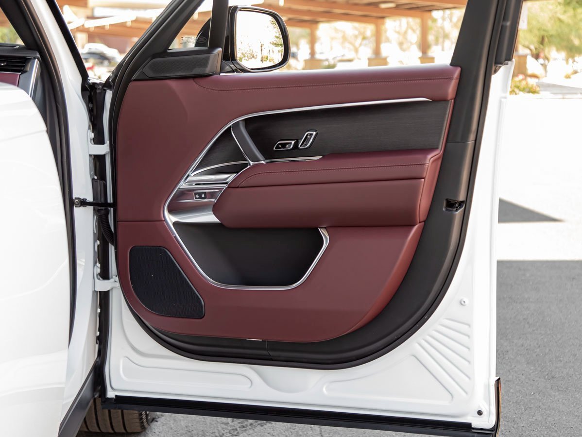 New 2025 Land Rover Range Rover SE image 25