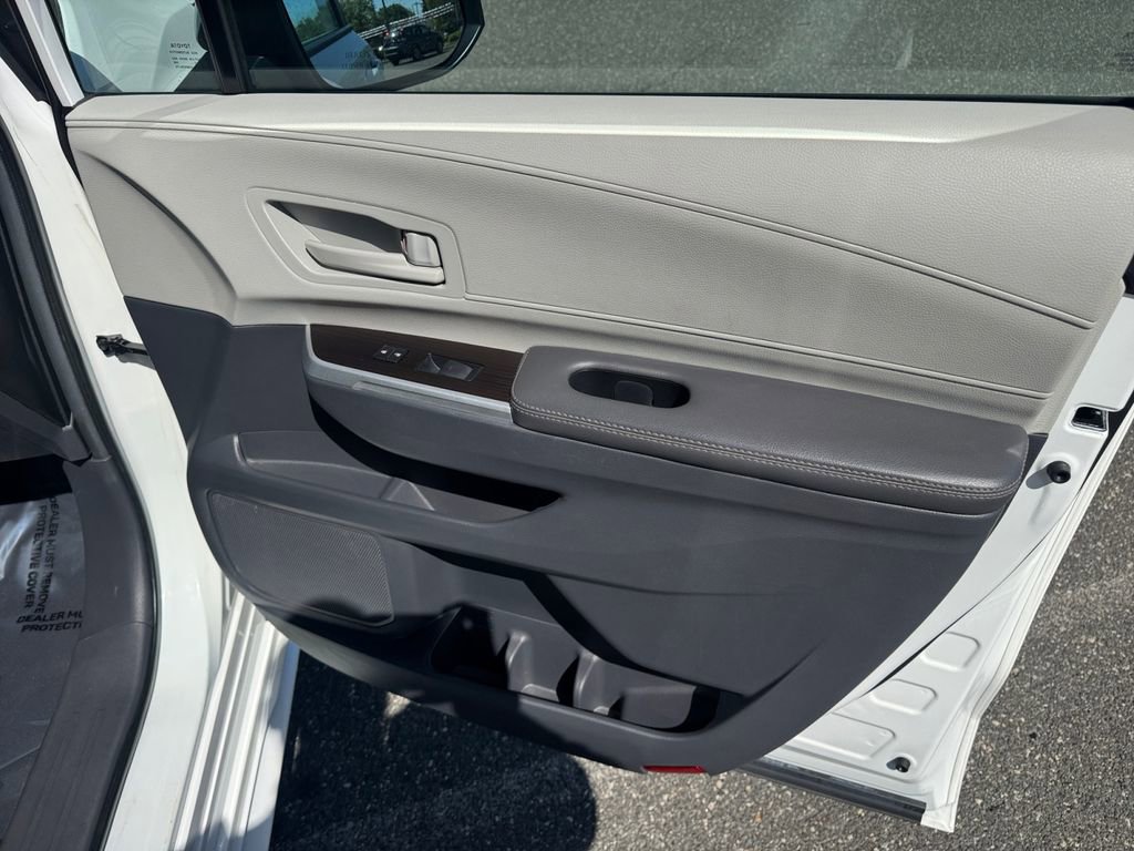 Used 2024 Toyota Sienna LE FWD image 17