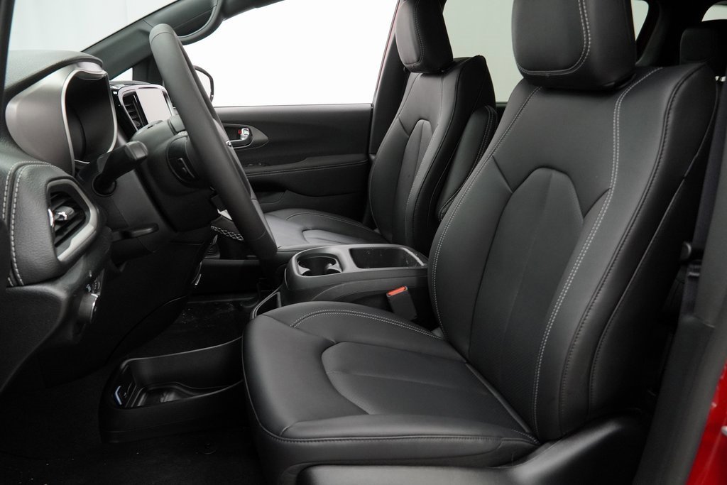 Certified 2025 Chrysler Pacifica Select image 18