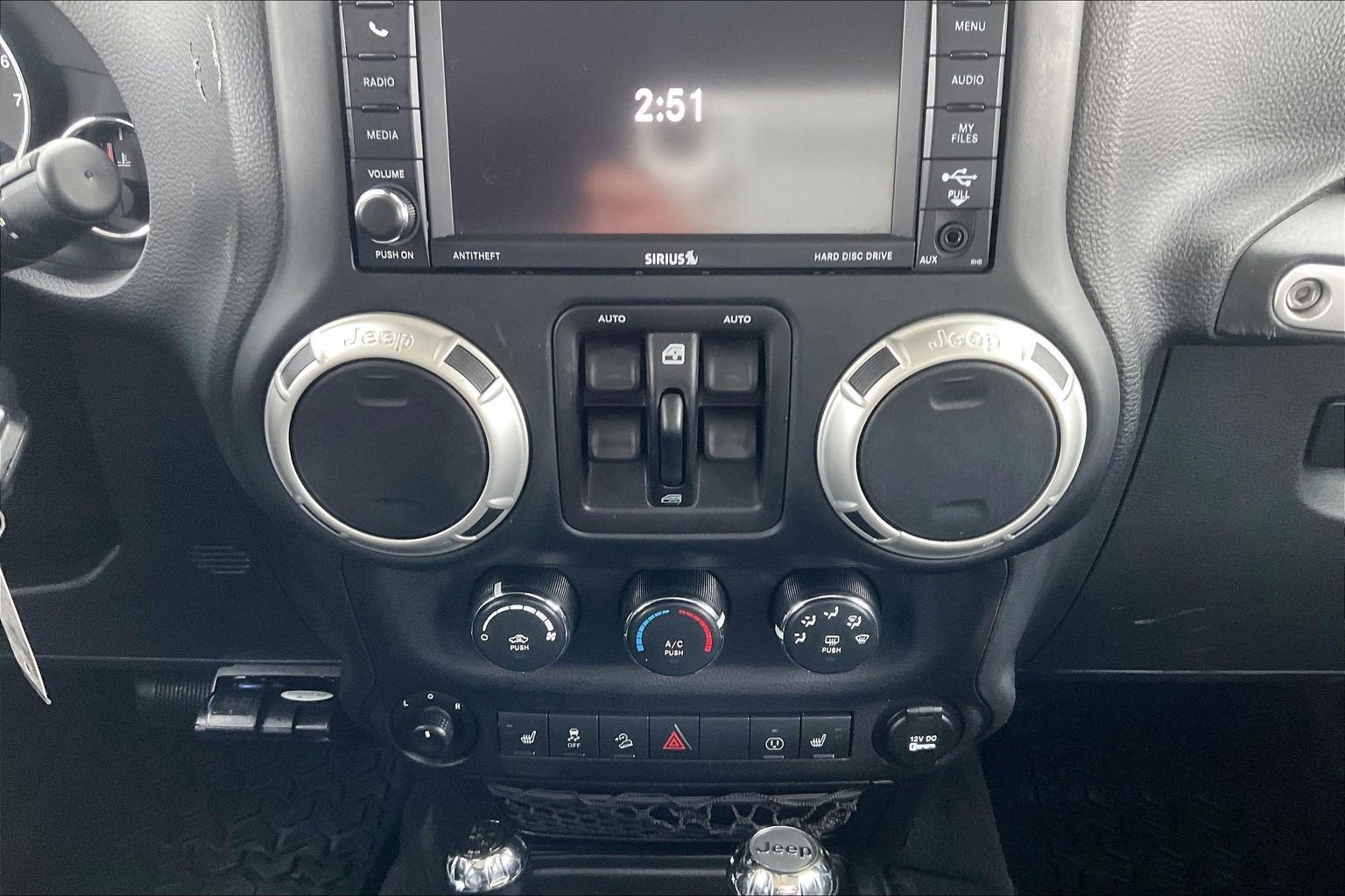 Used 2018 Jeep Wrangler Unlimited Rubicon w/ Cold Weather Group image 9