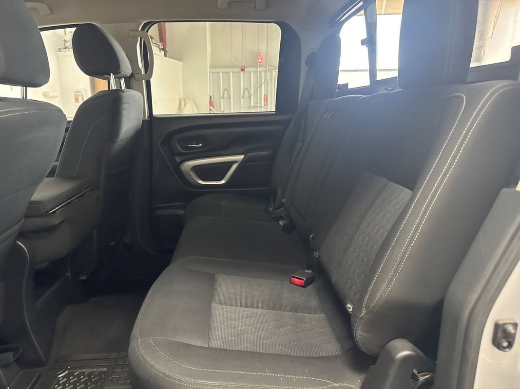 Used 2018 Nissan Titan SV AWD/4WD image 14