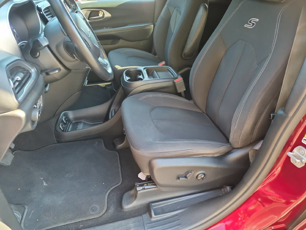 Used 2018 Chrysler Pacifica Touring Plus w/ S Appearance Package FWD image 12