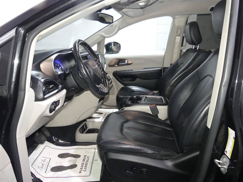 Used 2018 Chrysler Pacifica Touring-L Plus FWD image 21