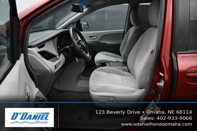 Used 2017 Toyota Sienna LE FWD image 25
