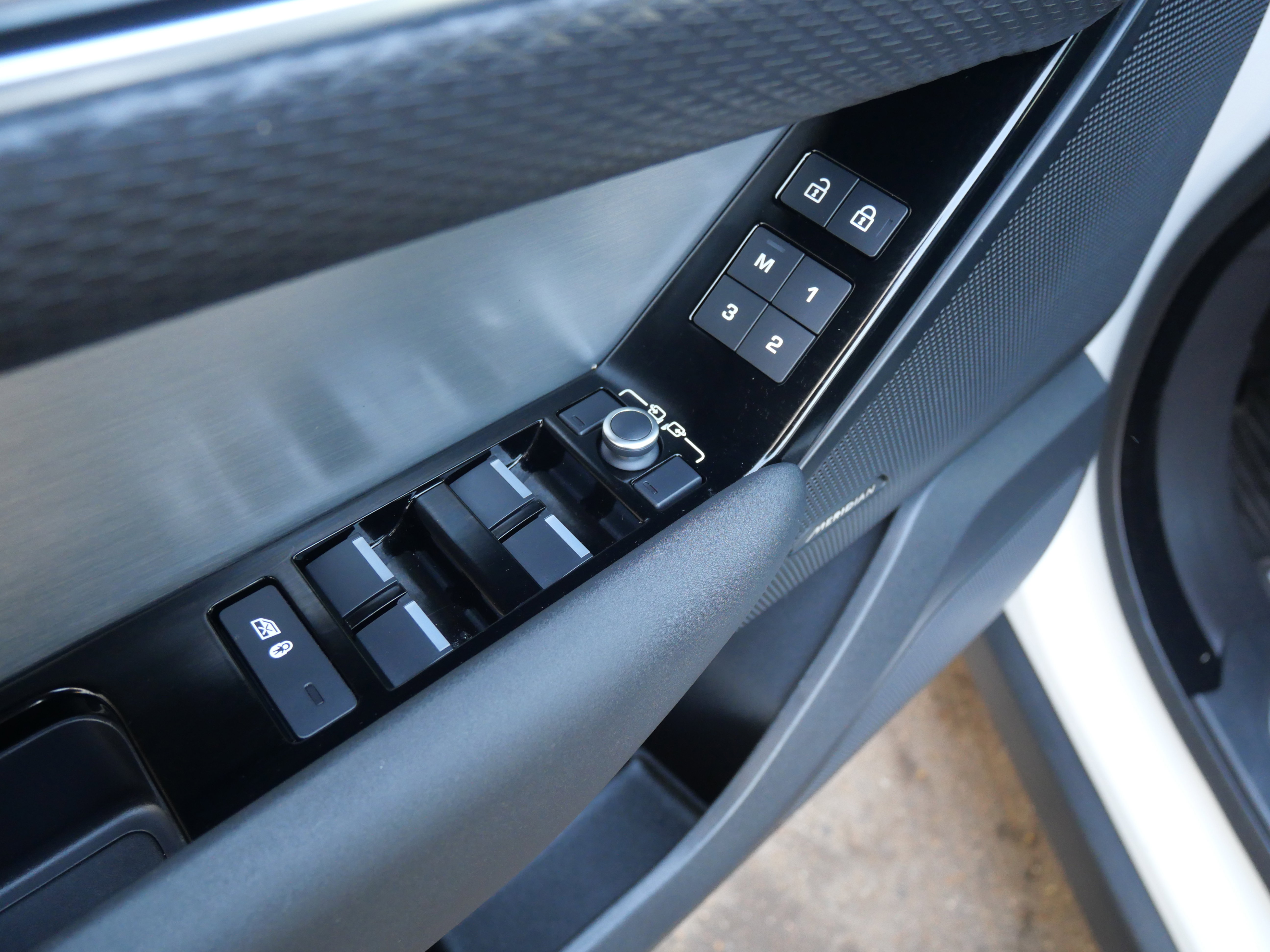 Used 2022 Land Rover Range Rover Velar R-Dynamic S image 17