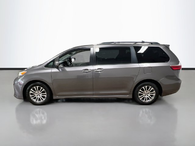 Used 2018 Toyota Sienna XLE w/ XLE Navigation Package FWD image 4