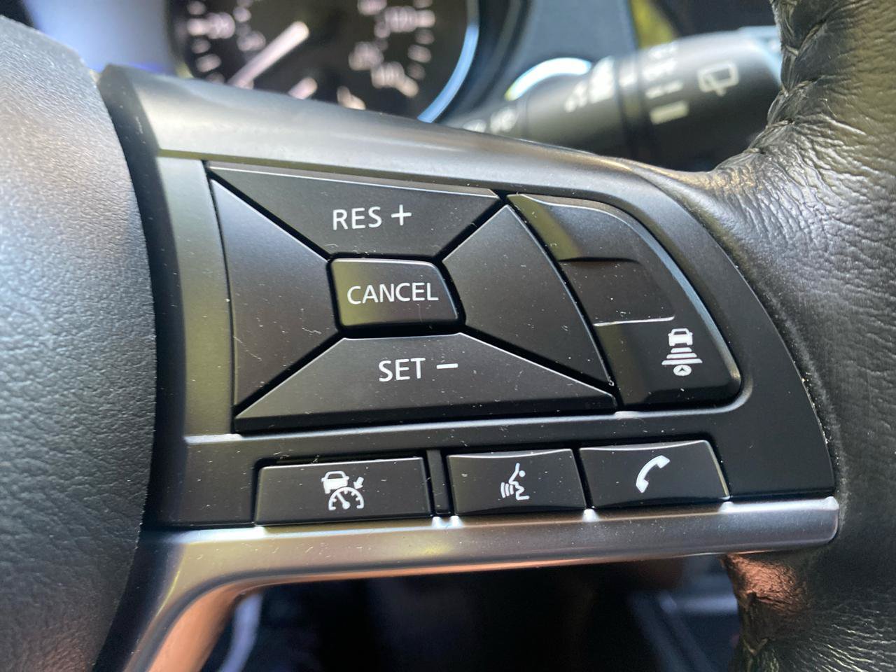 Used 2018 Nissan Rogue SV w/ Sun & Sound Touring Package AWD/4WD image 11