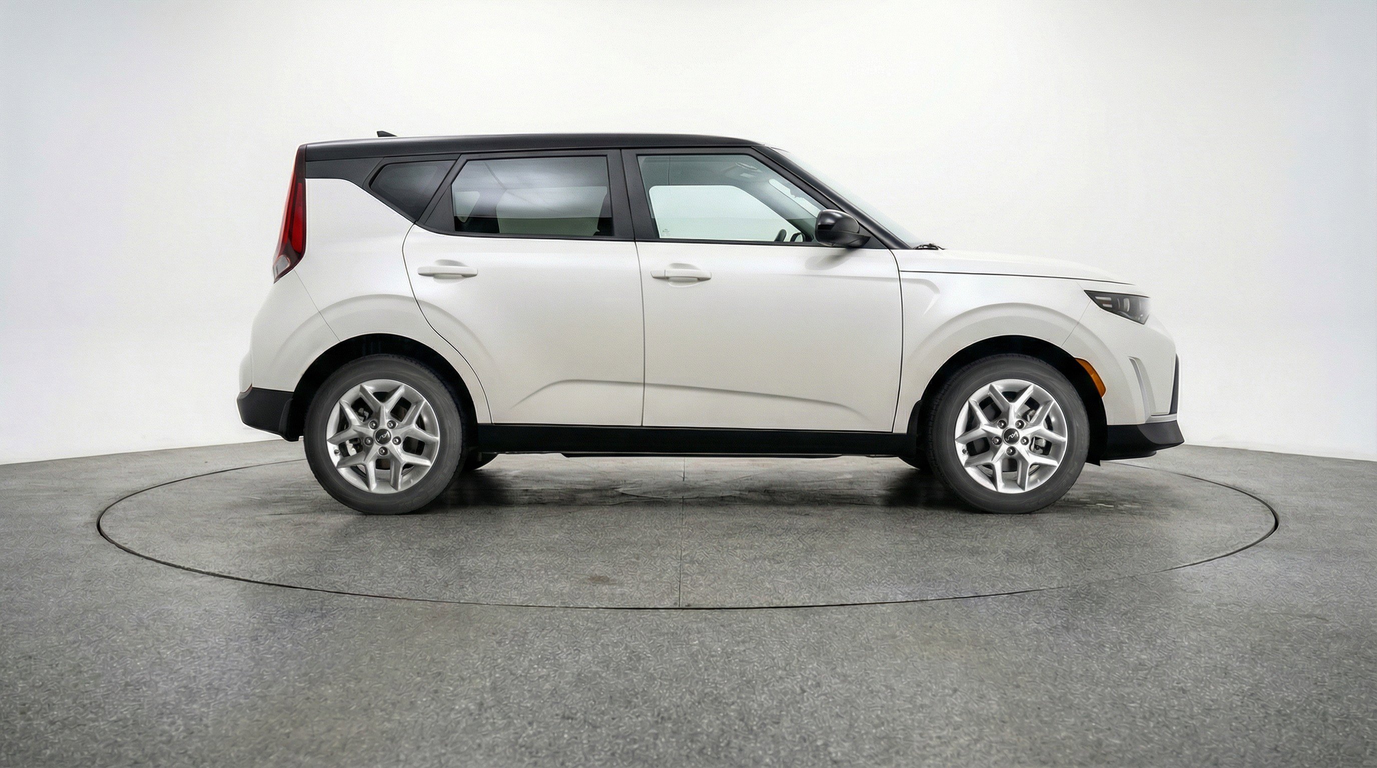 Used 2025 Kia Soul LX w/ LX Technology Package FWD image 11