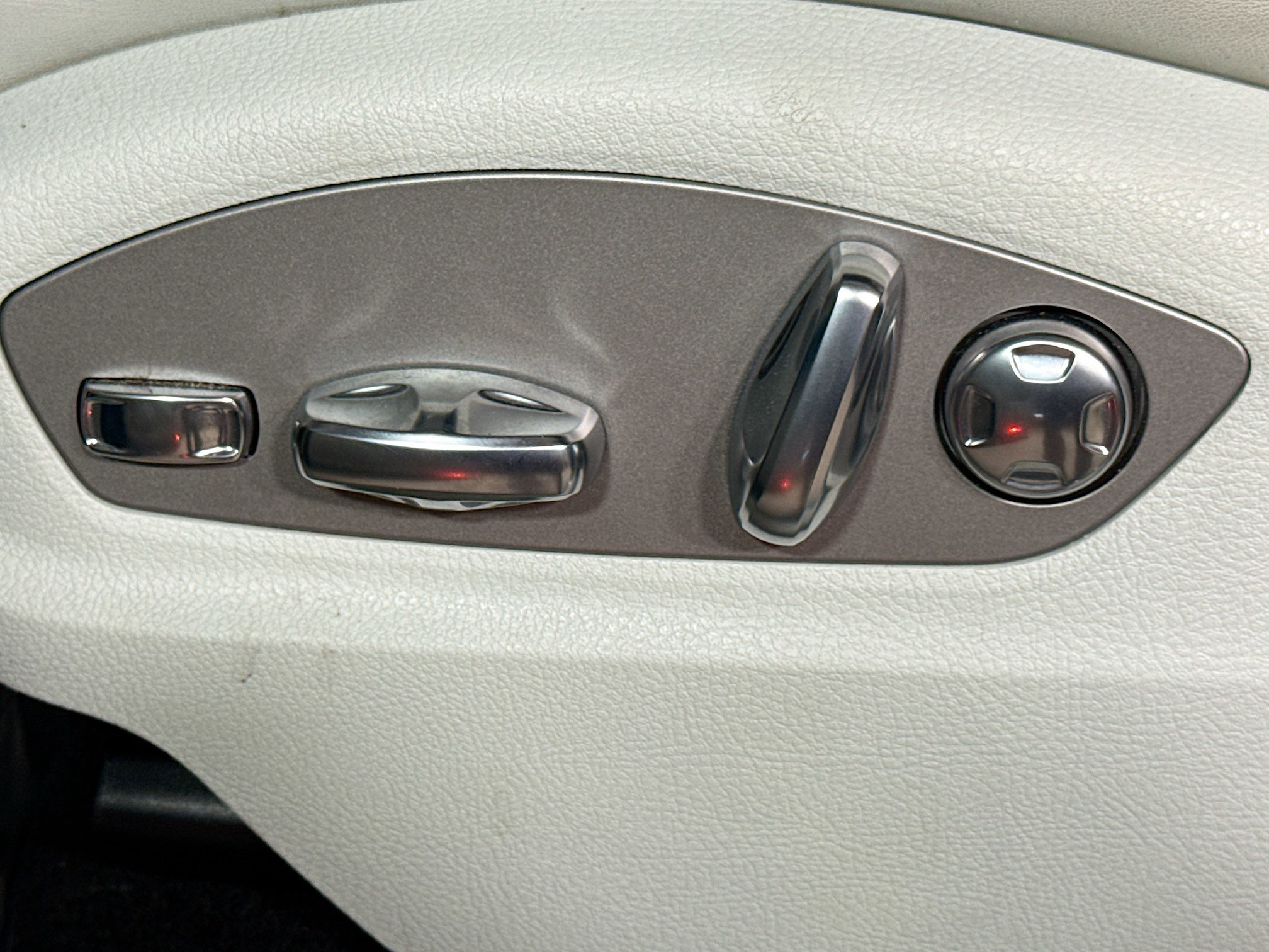 Certified 2023 Porsche Macan AWD/4WD image 25