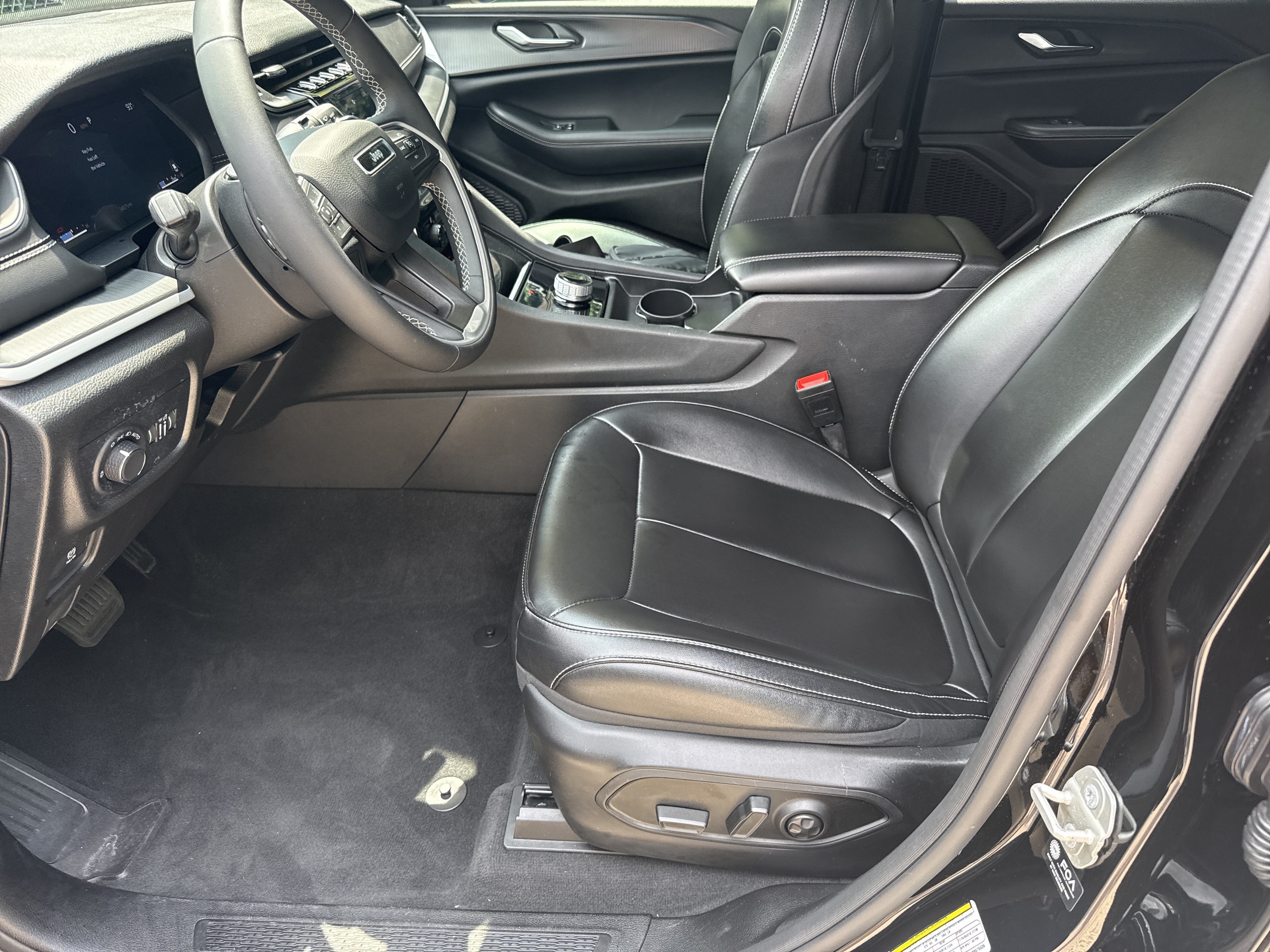Used 2024 Jeep Grand Cherokee Laredo X AWD/4WD image 9