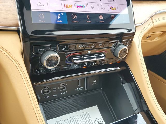 New 2025 Jeep Grand Cherokee Summit image 12