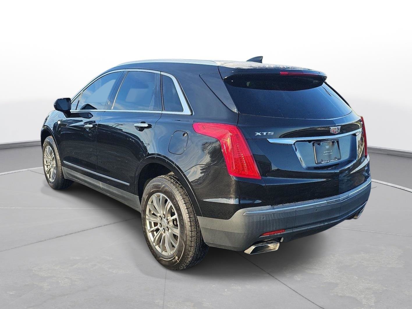 Used 2018 Cadillac XT5 Luxury w/ Driver Awareness Package image 7
