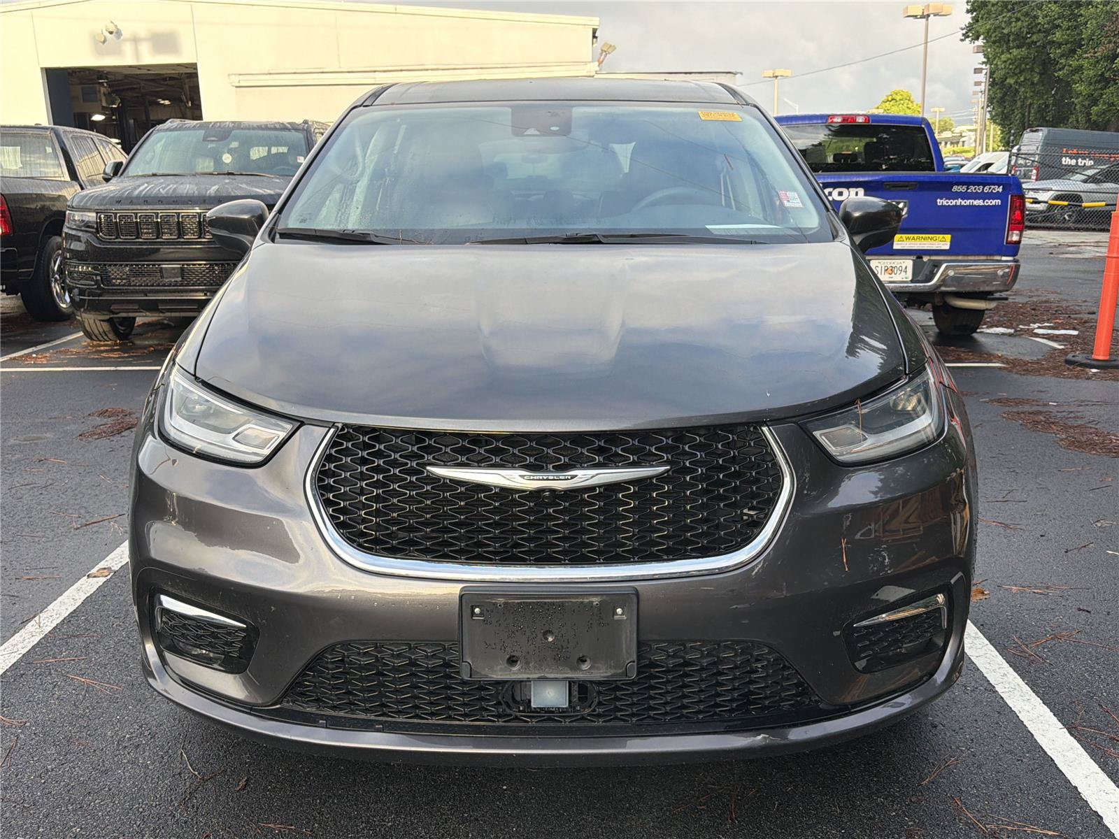 Used 2023 Chrysler Pacifica Touring-L FWD image 2