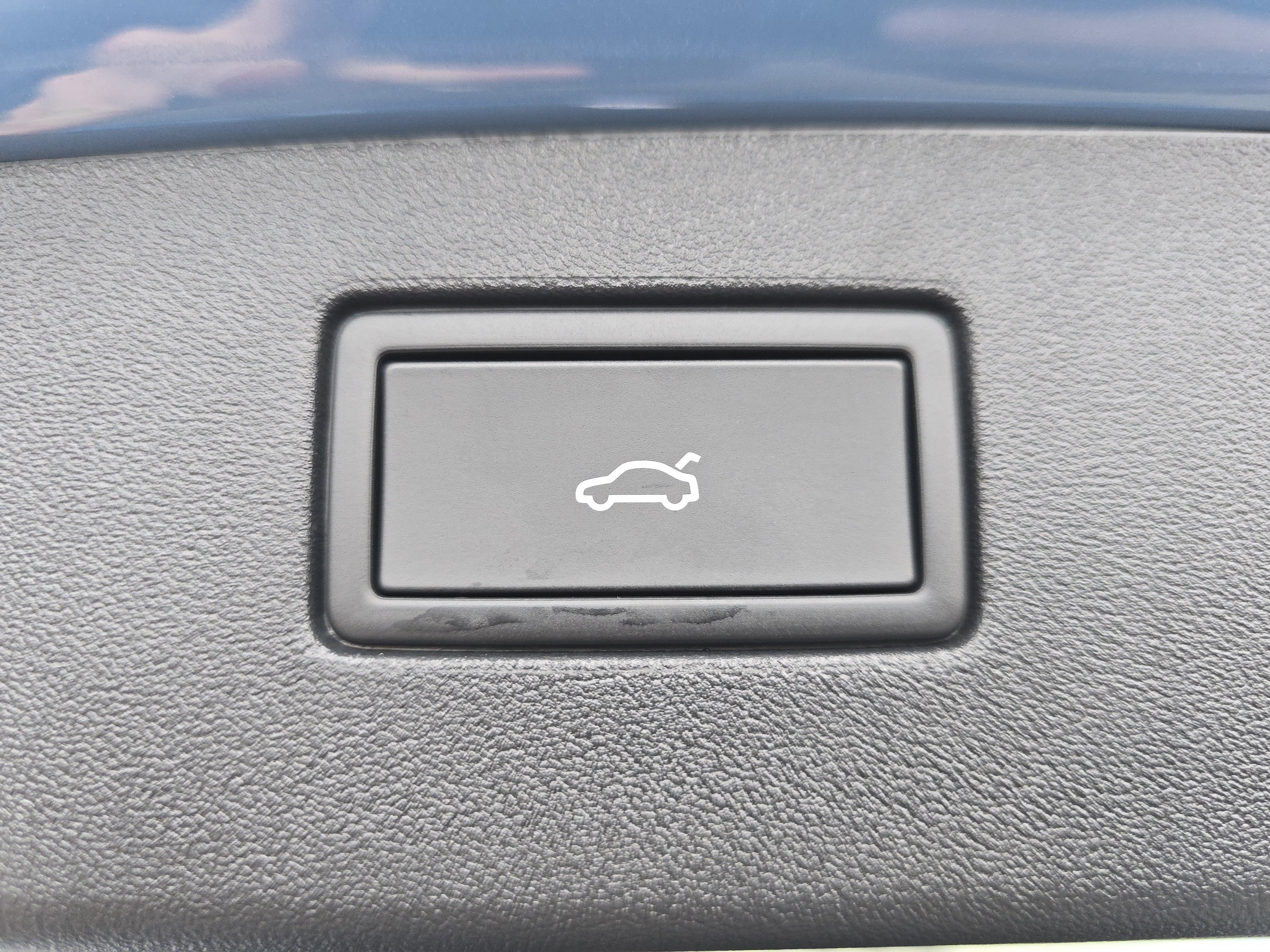 New 2026 Volkswagen Tiguan SE R-Line image 16