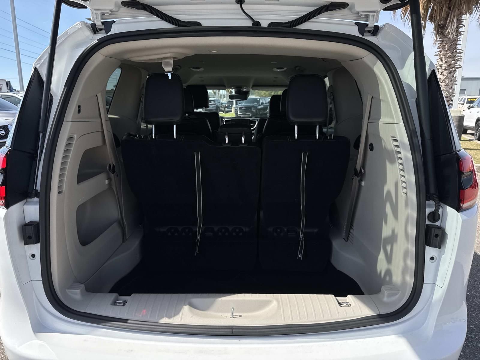 Used 2024 Chrysler Pacifica Touring-L image 9