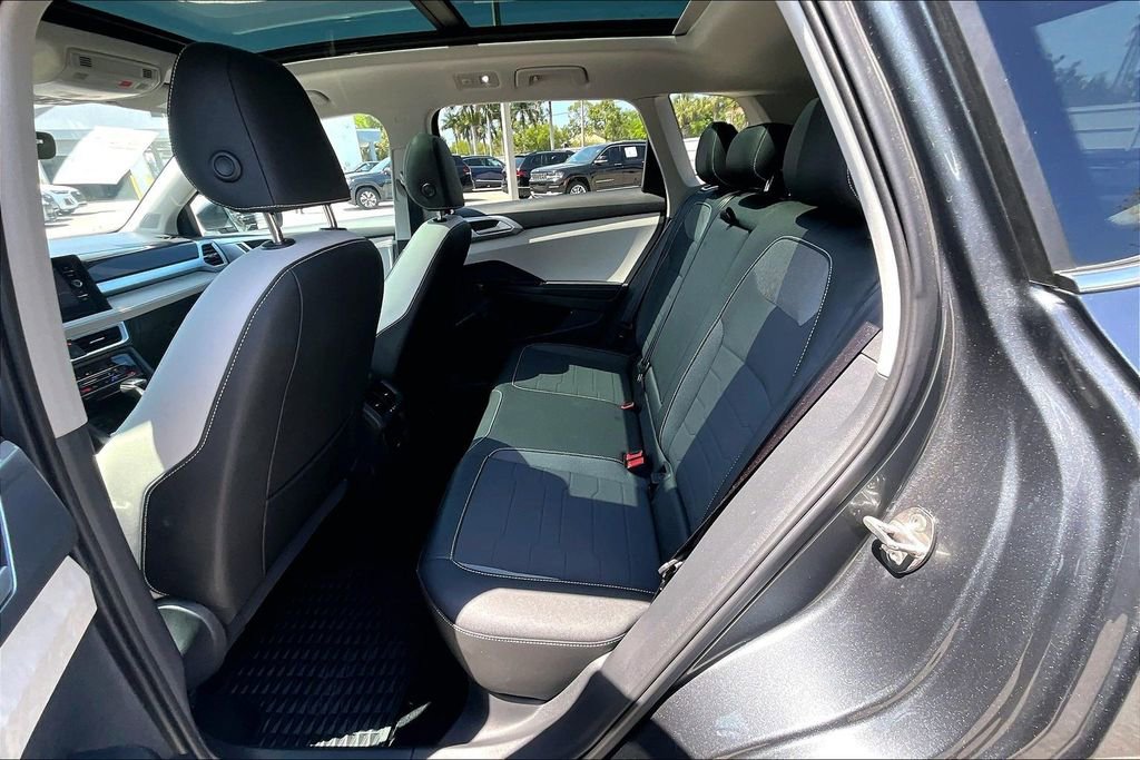 Certified 2025 Volkswagen Taos SE w/ Panoramic Sunroof Package image 17
