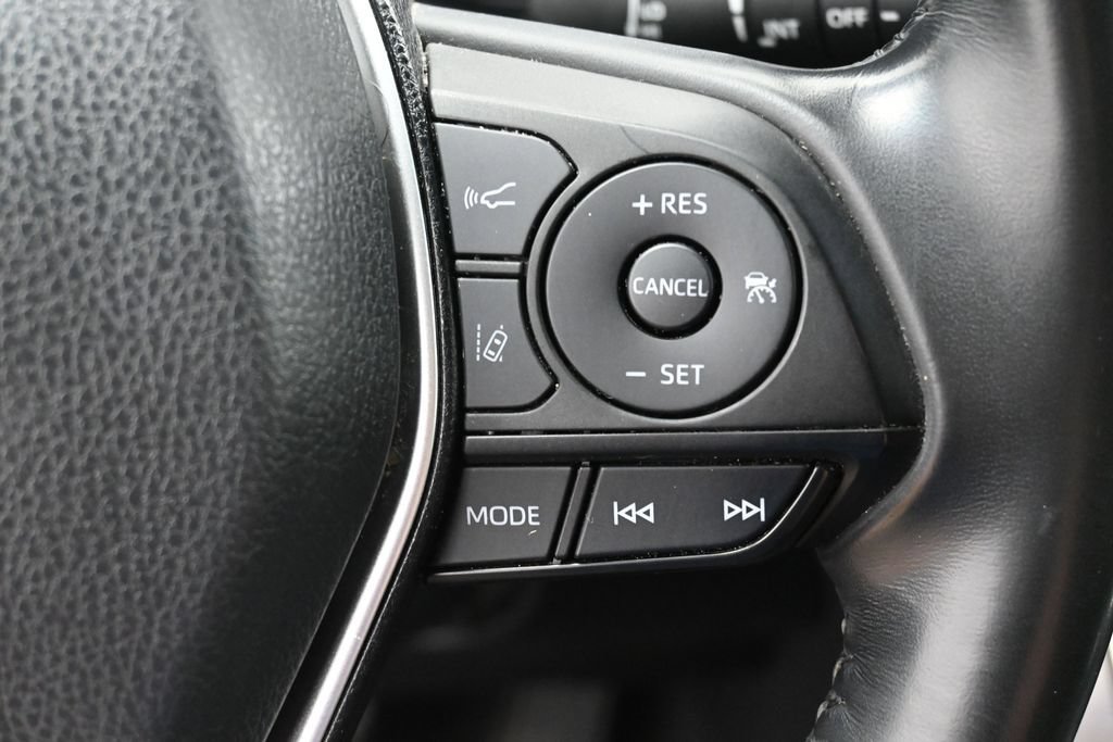 Certified 2021 Toyota Venza LE w/ Carpet Mat Package (TMS) AWD/4WD image 18