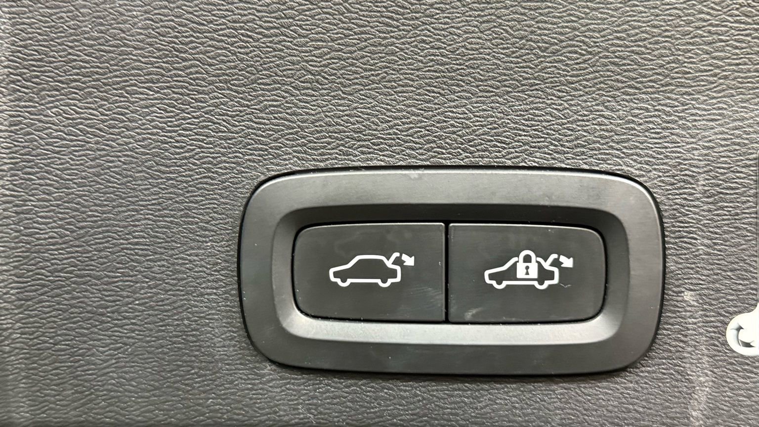 Used 2020 Volvo XC40 T5 Momentum image 22