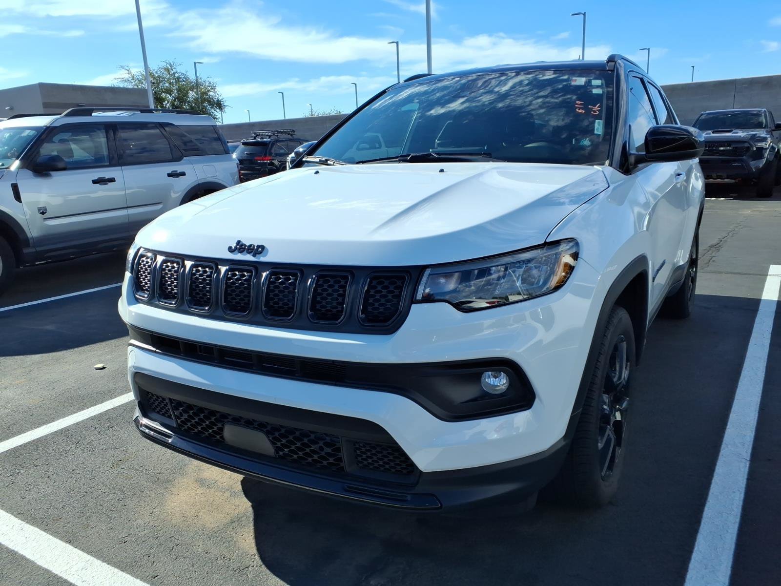 Used 2023 Jeep Compass Latitude w/ Convenience Group AWD/4WD image 2