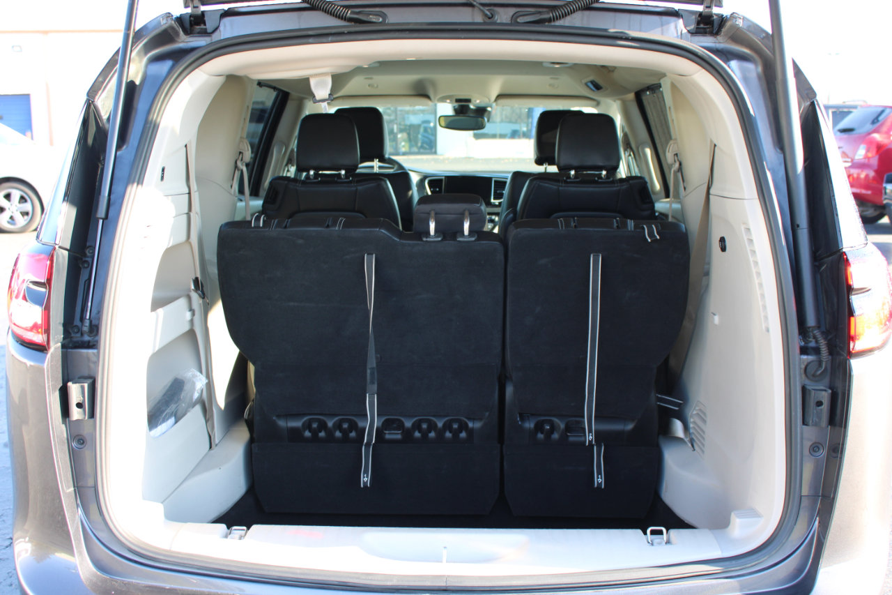 Used 2023 Chrysler Pacifica Touring-L image 7