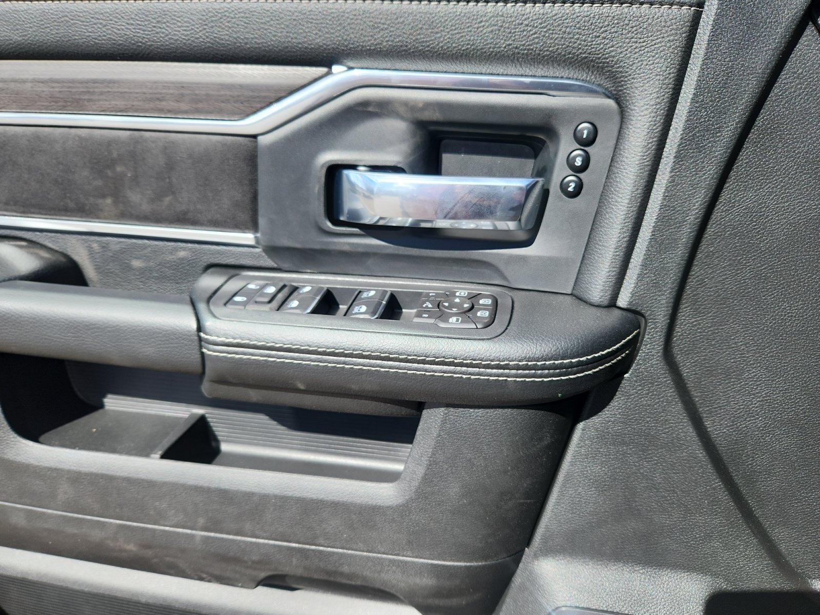 New 2026 RAM 2500 Laramie w/ Sport Appearance Package AWD/4WD image 17