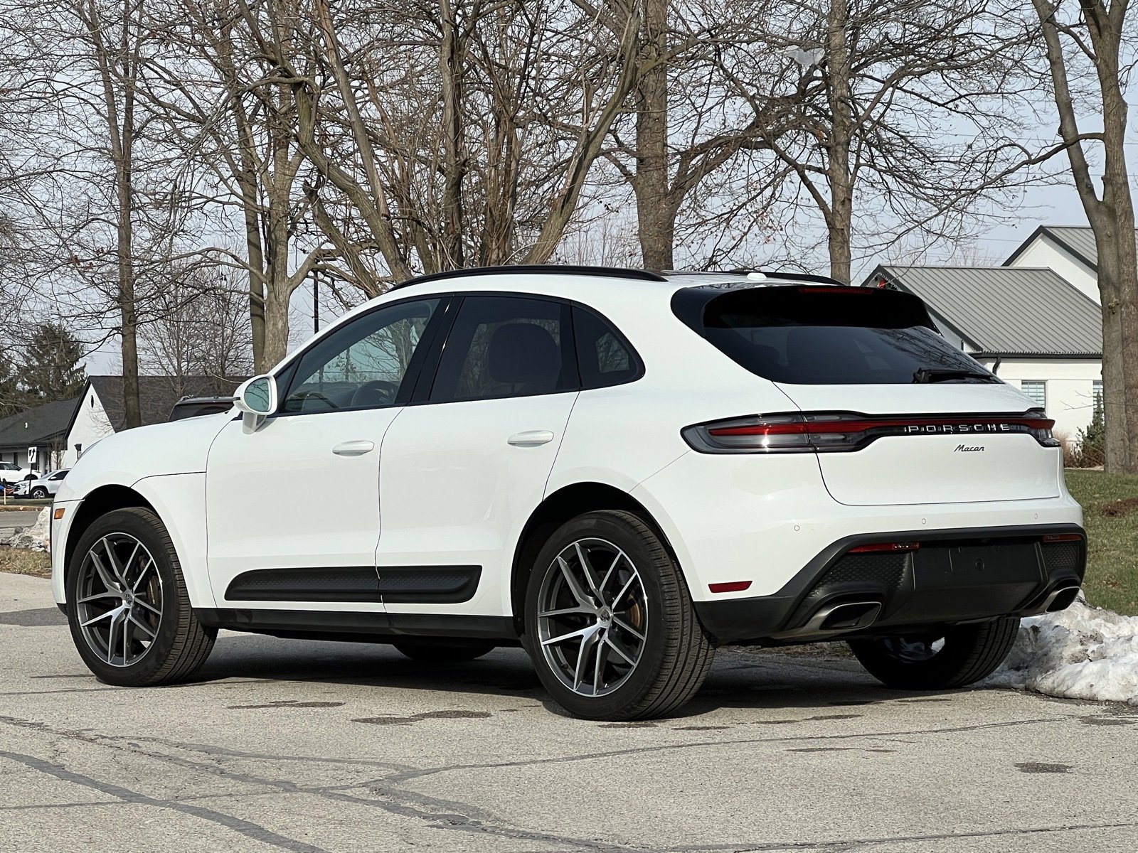 Certified 2024 Porsche Macan image 3