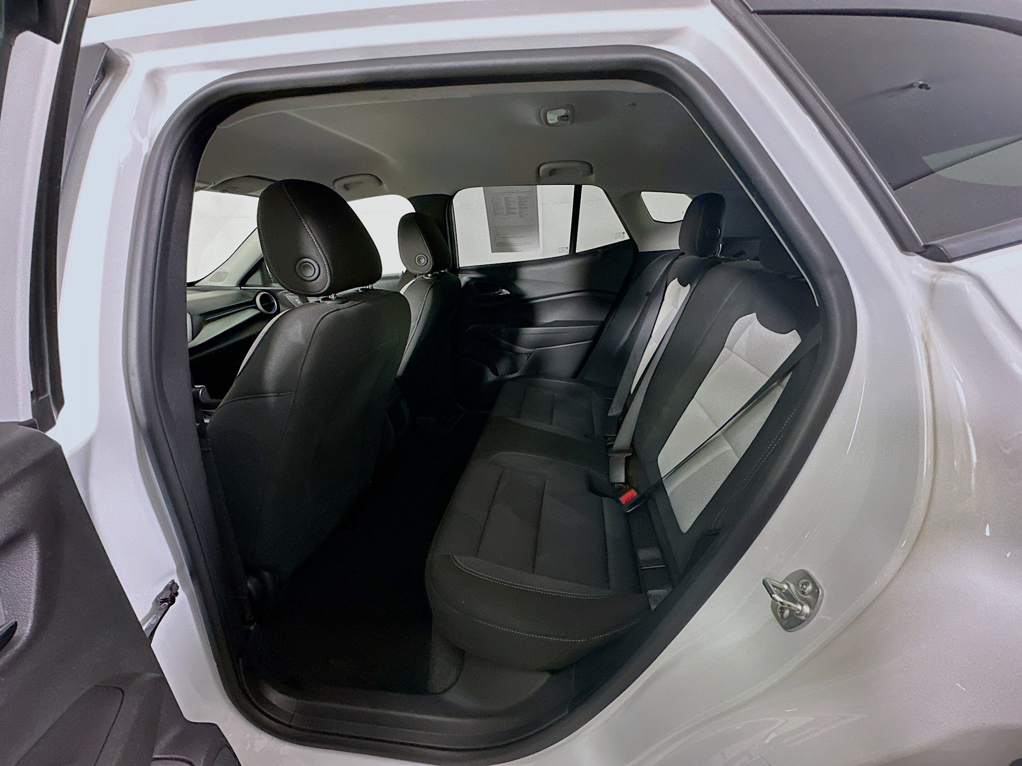 Used 2025 Chevrolet Trax LS FWD image 26