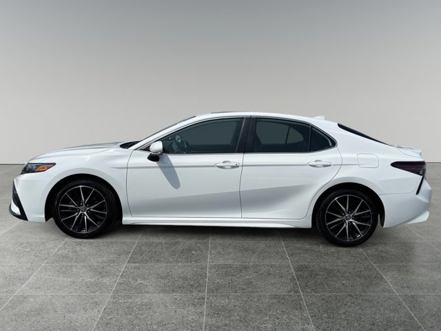 Used 2022 Toyota Camry SE w/ Cold Weather Package AWD/4WD image 3
