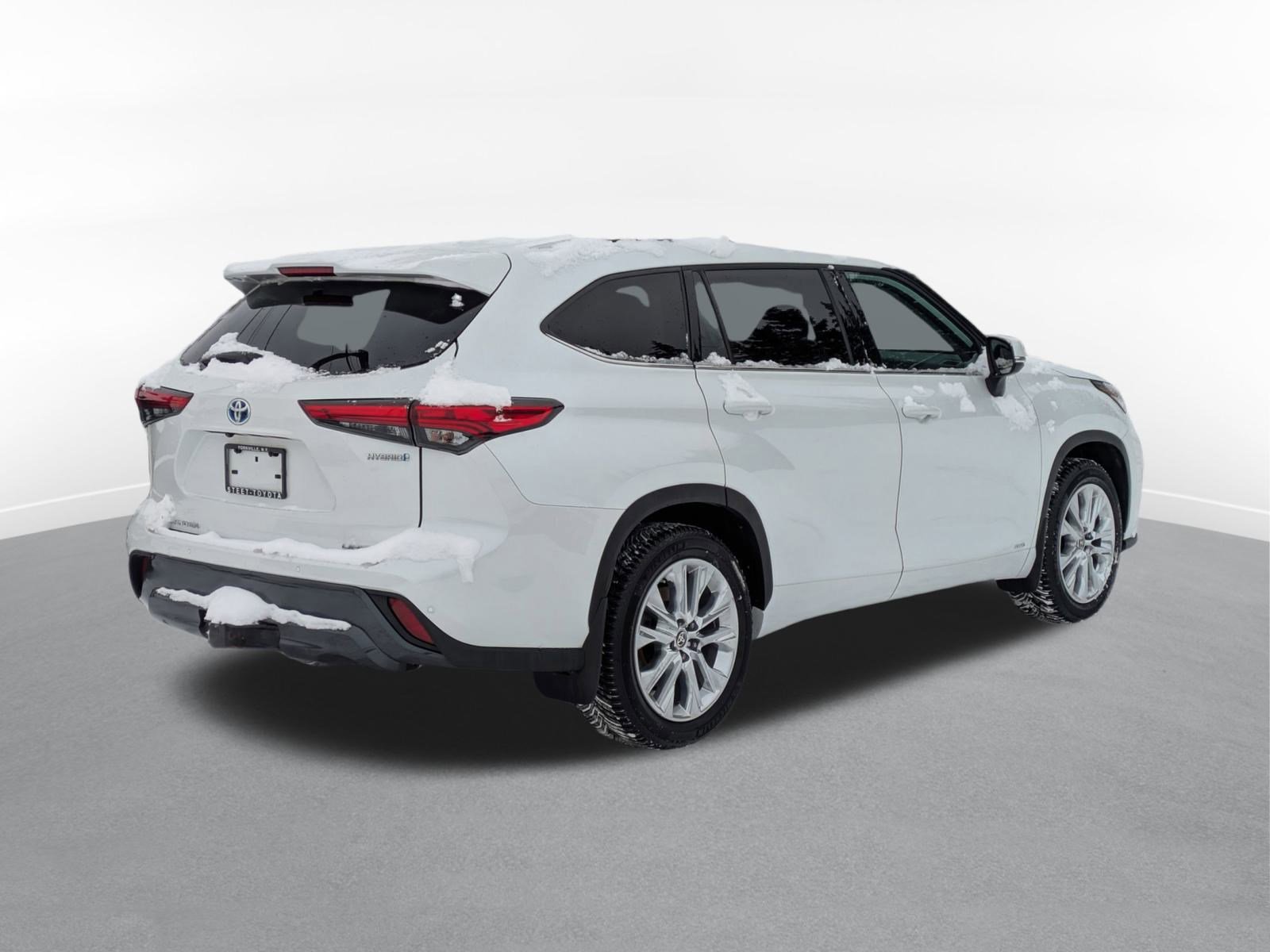 Used 2023 Toyota Highlander Limited image 3