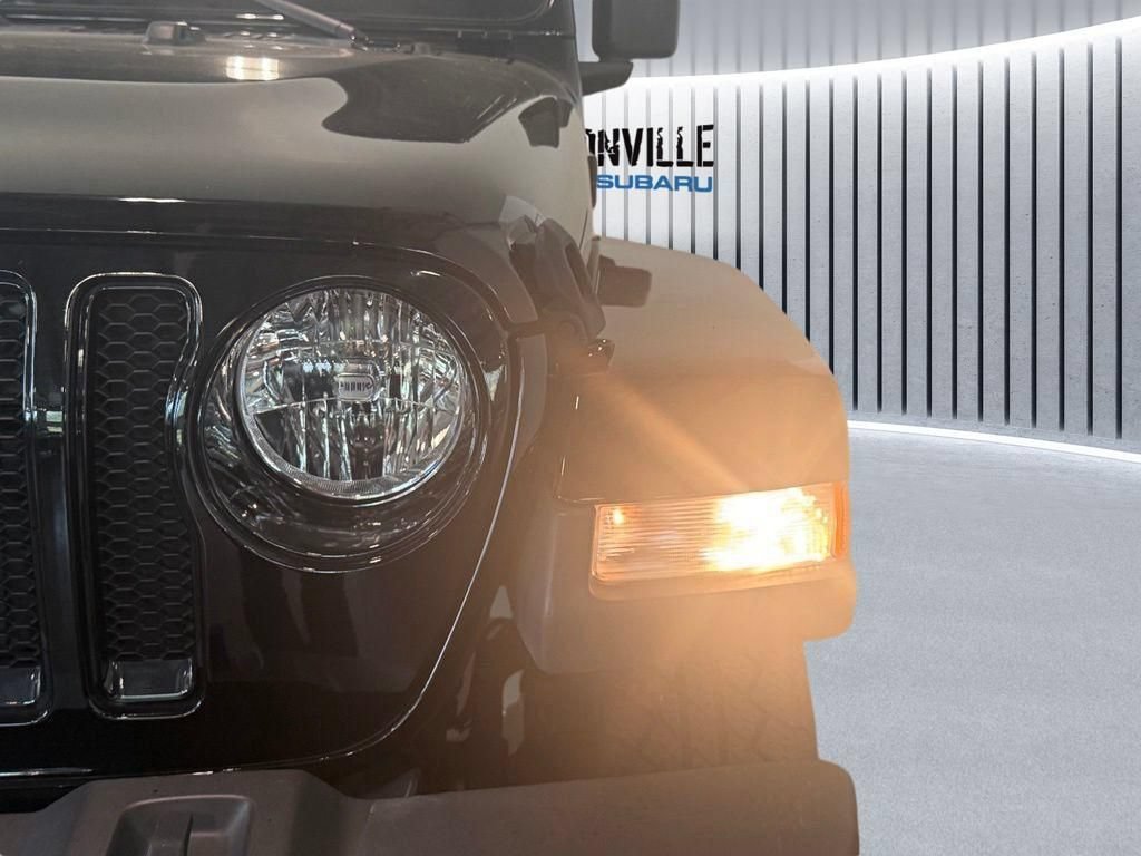 Used 2022 Jeep Wrangler Unlimited Sahara AWD/4WD image 16