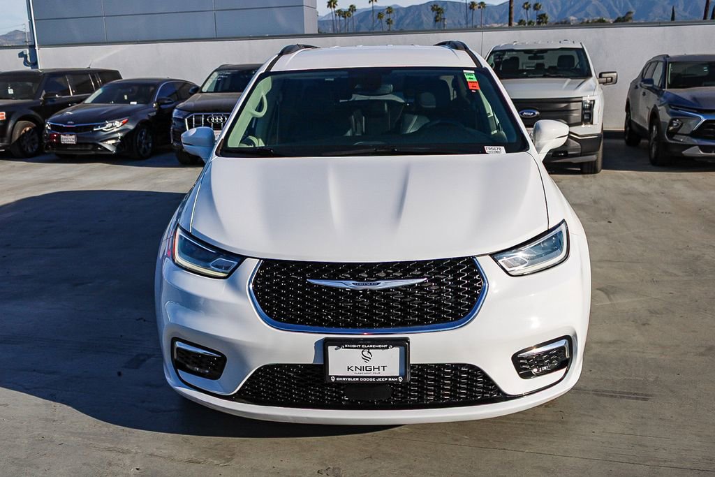 Used 2022 Chrysler Pacifica Touring-L image 2