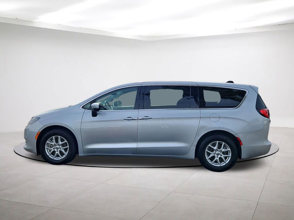 Used 2023 Chrysler Voyager LX image 4