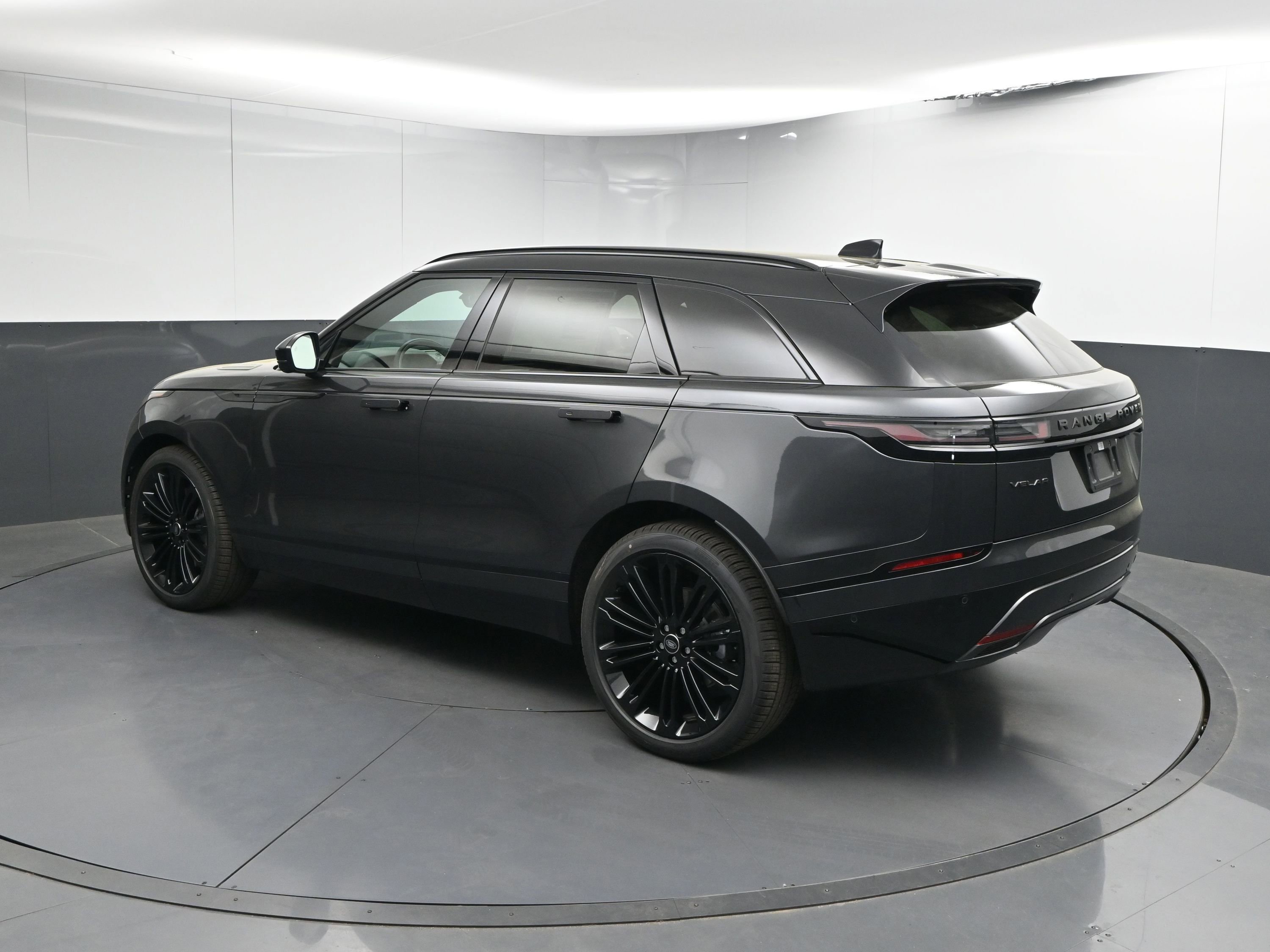 New 2026 Land Rover Range Rover Velar Dynamic SE image 3