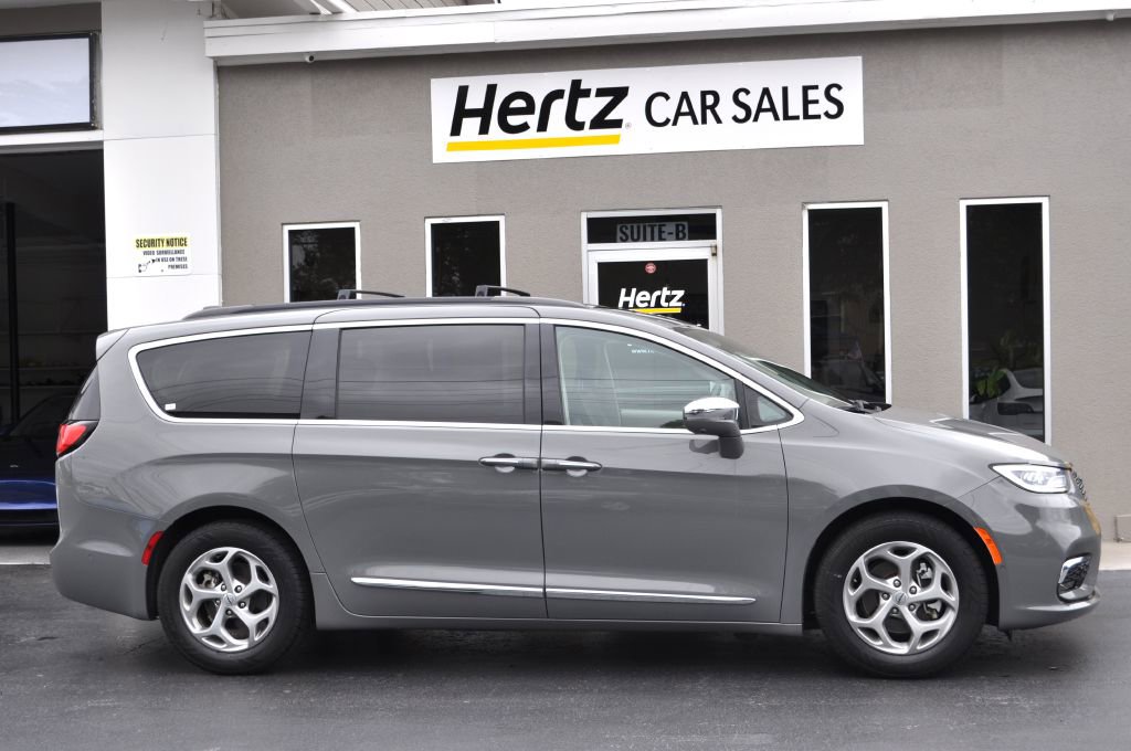 Used 2022 Chrysler Pacifica Limited image 1