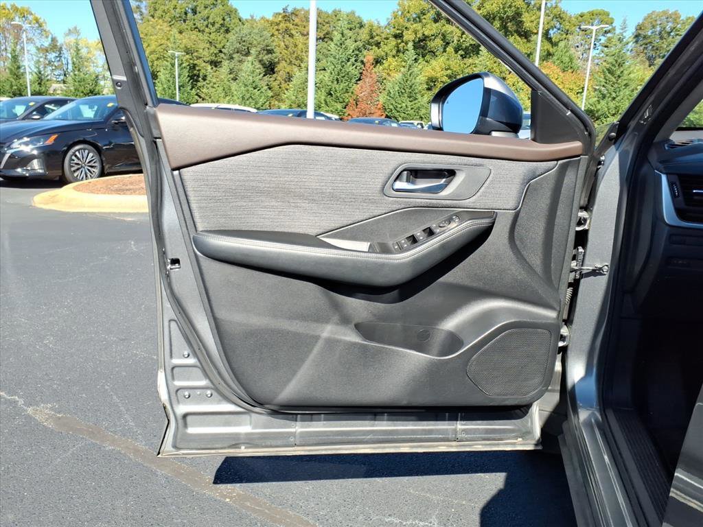 Used 2023 Nissan Rogue SV image 8