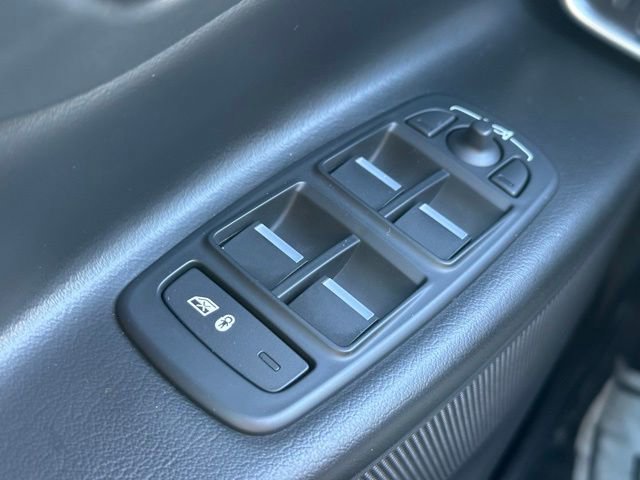 Used 2019 Jaguar XE Premium image 25