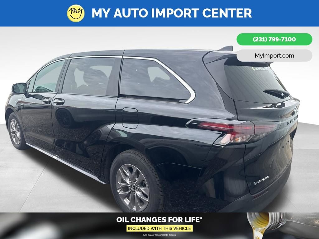 Used 2025 Toyota Sienna XLE image 4