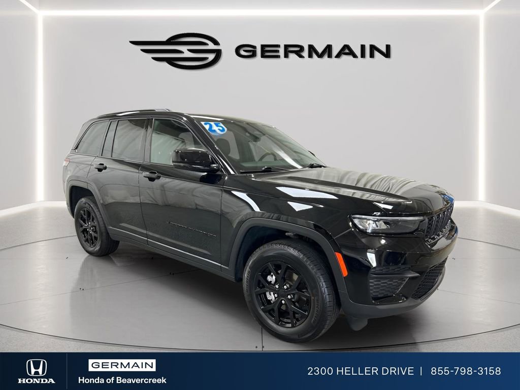 Used 2025 Jeep Grand Cherokee Altitude AWD/4WD image 2