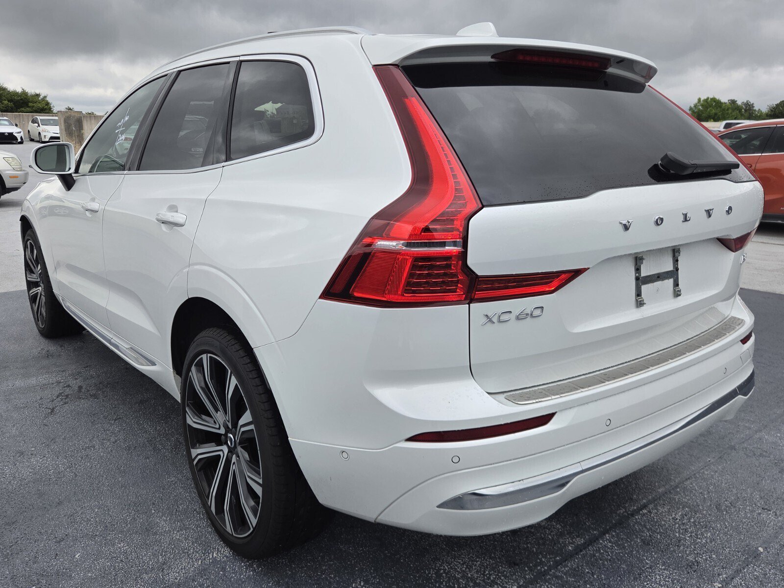 Used 2023 Volvo XC60 B5 Ultimate w/ Climate Package FWD image 3
