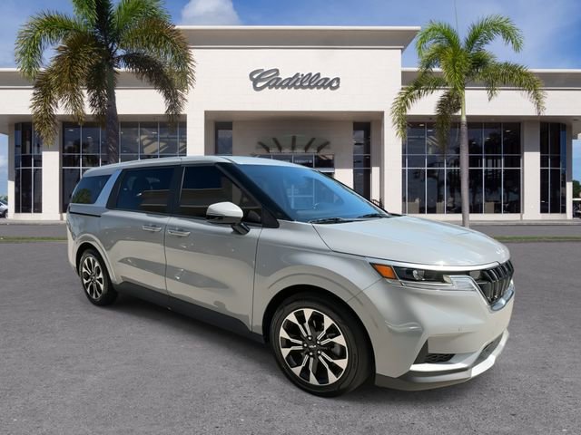 Used 2024 Kia Carnival EX image 2