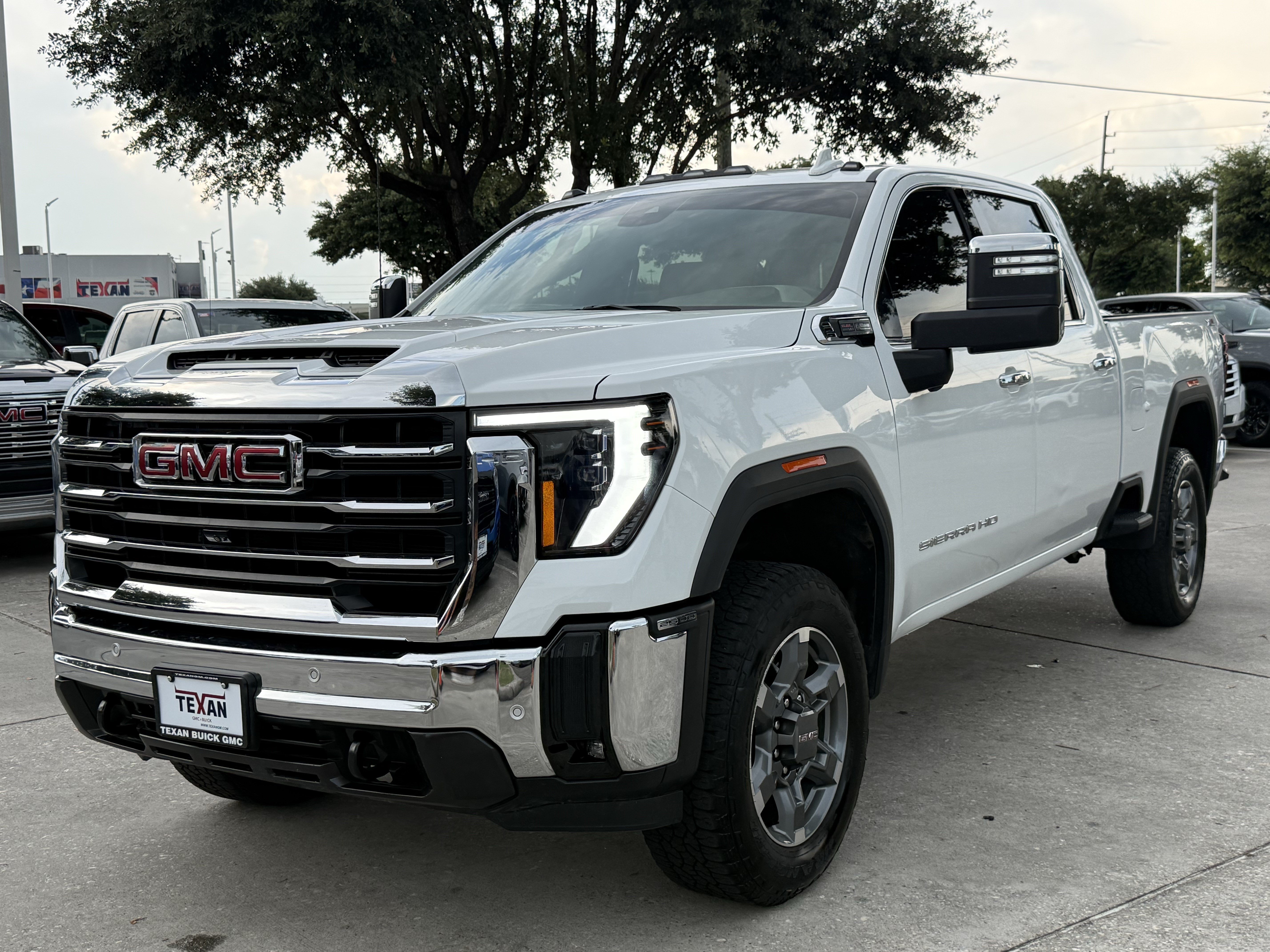 Used 2025 GMC Sierra 2500 SLT AWD/4WD image 8