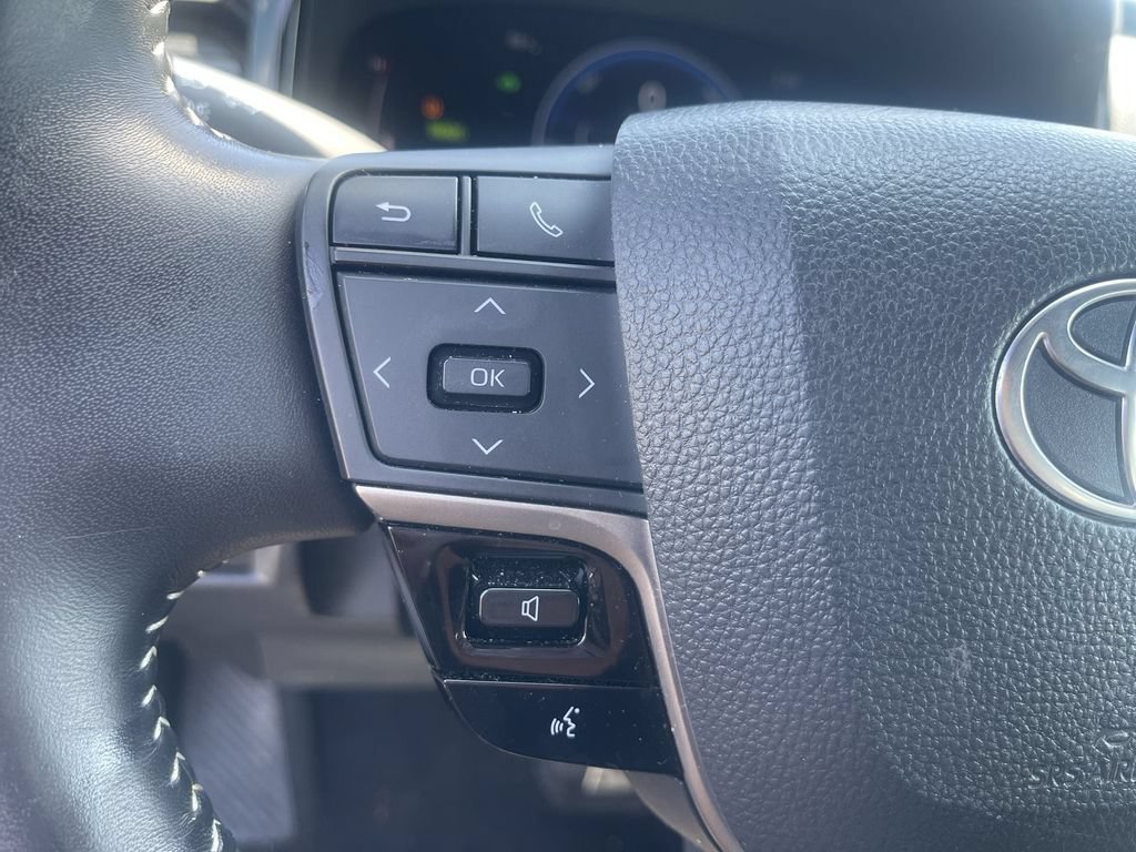 Used 2025 Toyota Camry SE FWD image 11