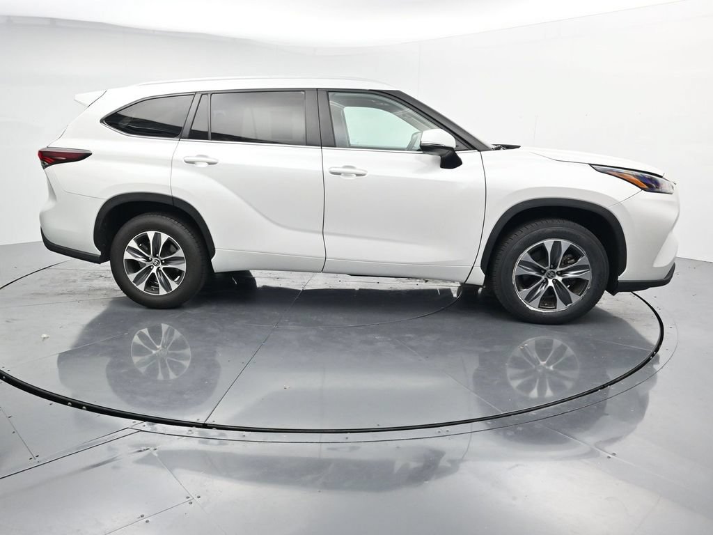 Used 2024 Toyota Highlander XLE FWD image 9
