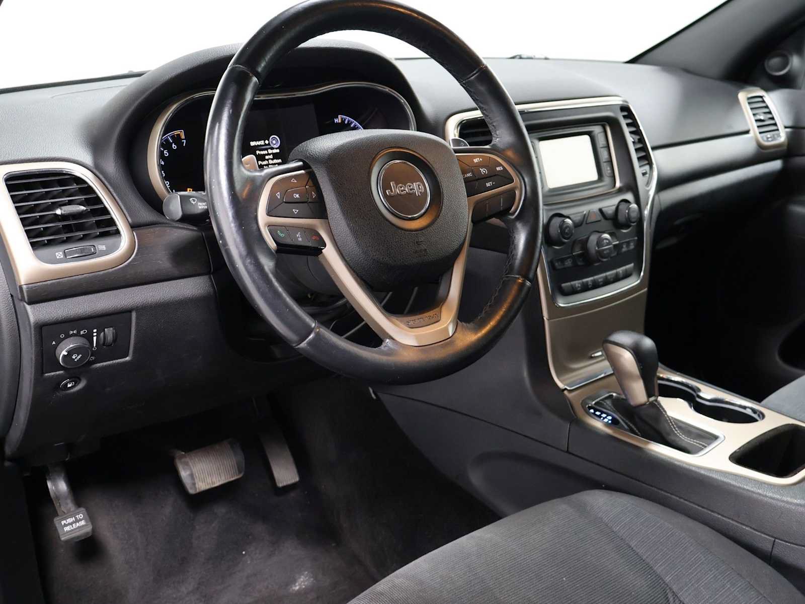 Used 2017 Jeep Grand Cherokee Laredo w/ Quick Order Package 23E AWD/4WD image 4