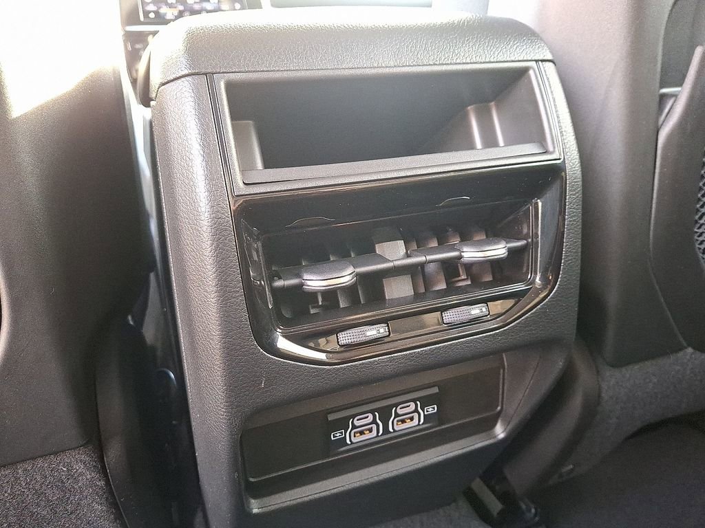 Used 2023 Jeep Grand Cherokee Laredo image 11