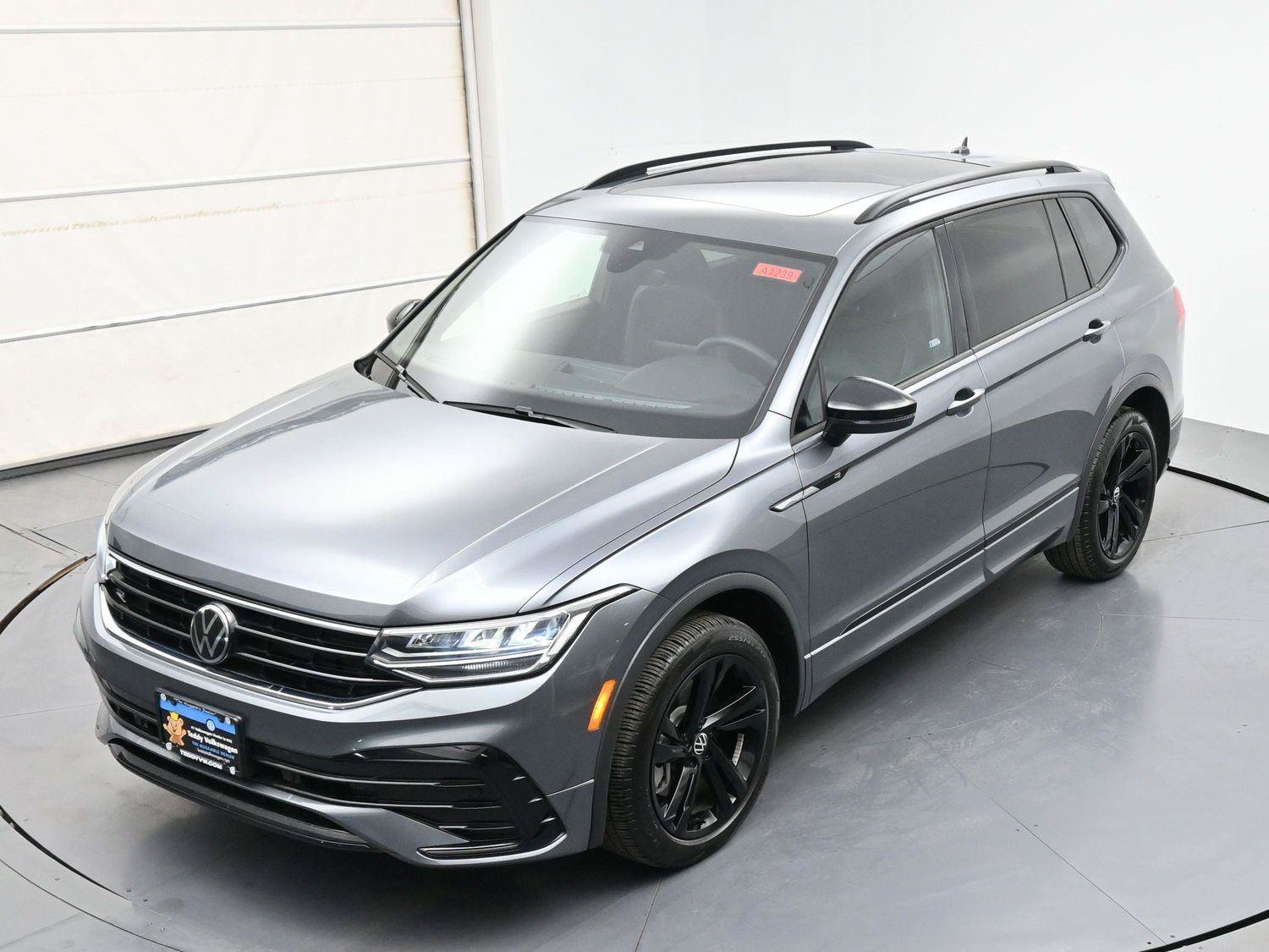 Certified 2024 Volkswagen Tiguan SE R-Line AWD/4WD image 34