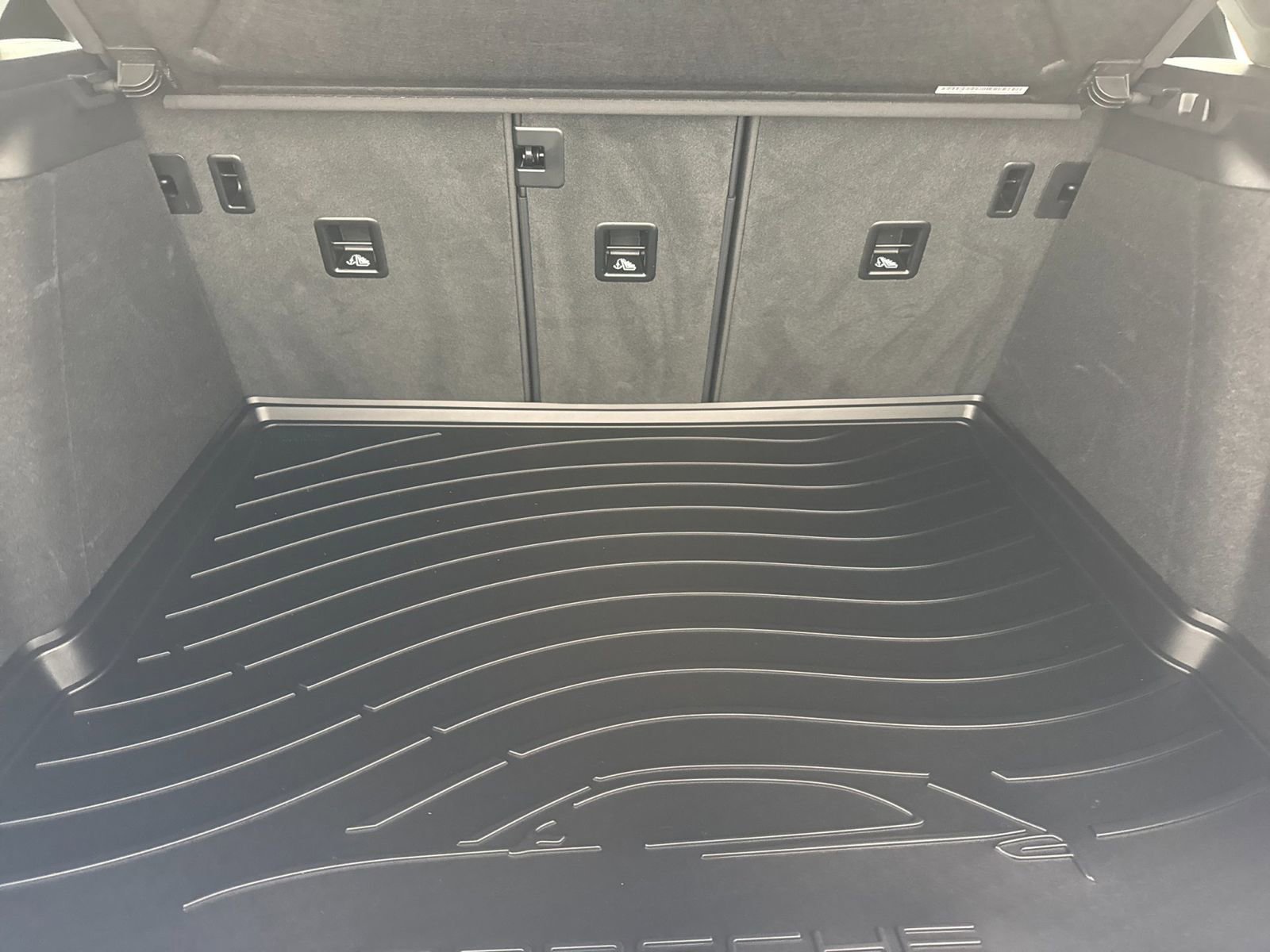 Certified 2025 Porsche Macan image 17