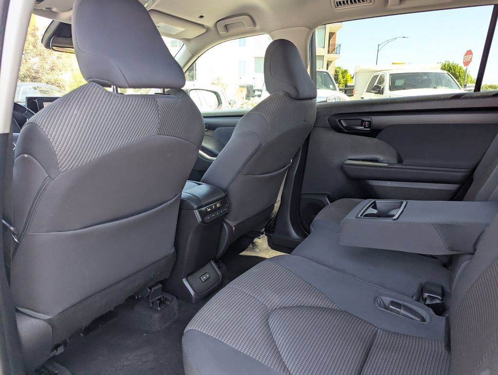 Used 2023 Toyota Highlander LE FWD image 29