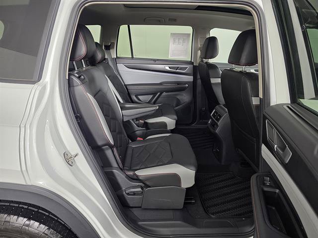 Used 2024 Volkswagen Atlas Peak Edition SEL AWD/4WD image 16