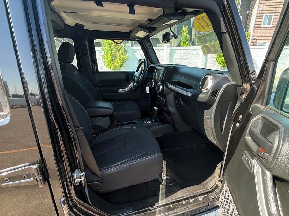 Used 2017 Jeep Wrangler Unlimited Sahara w/ Connectivity Group AWD/4WD image 30